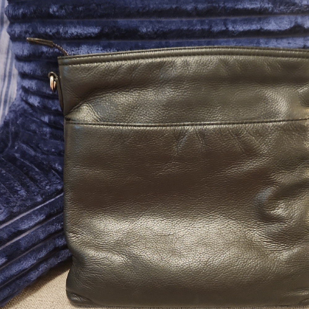 Elegant Black Leather Crossbody Bag - Picture 5 of 6